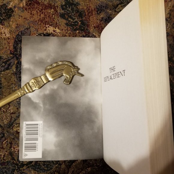 2 YA novels, The Replacement, Paper Valentine by Brenna Yovanoff dark fantasy - Picture 4 of 9